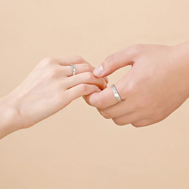 BowLift | Love at first kiss couple rings