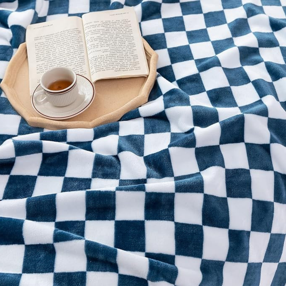 BowLift | Stylish blanket in checkered pattern for your home