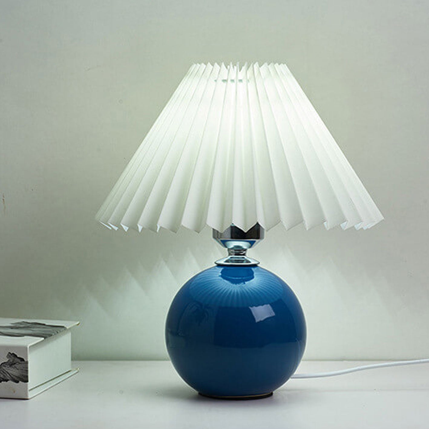 BowLift | Nordic minimalist 1-light table lamp made of ceramic with pleats
