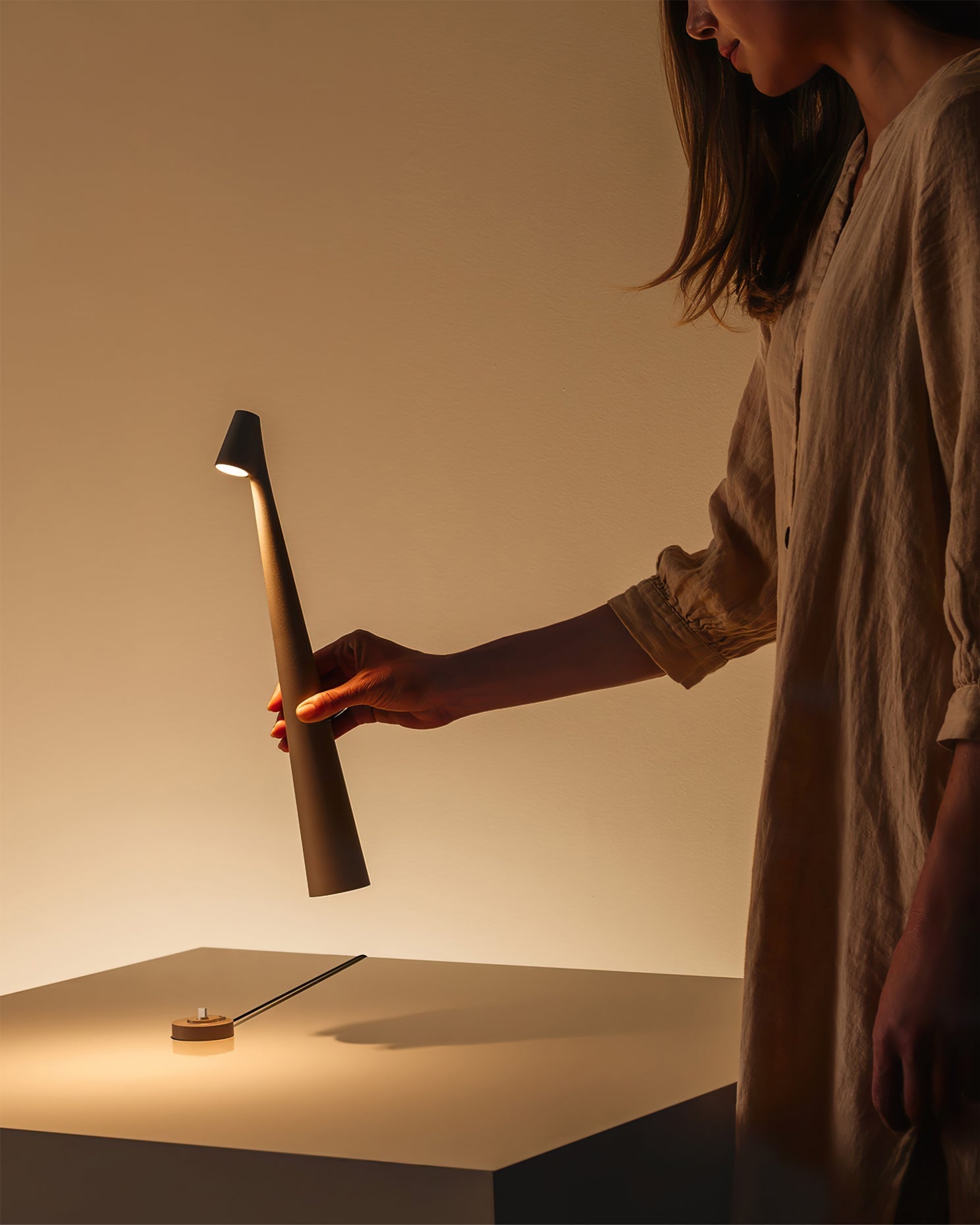 BowLift | EcoLight – Energy-Efficient Rechargeable Desk Lamp