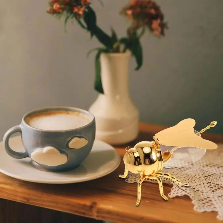 BowLift | Decorative and practical bee-shaped honey jar