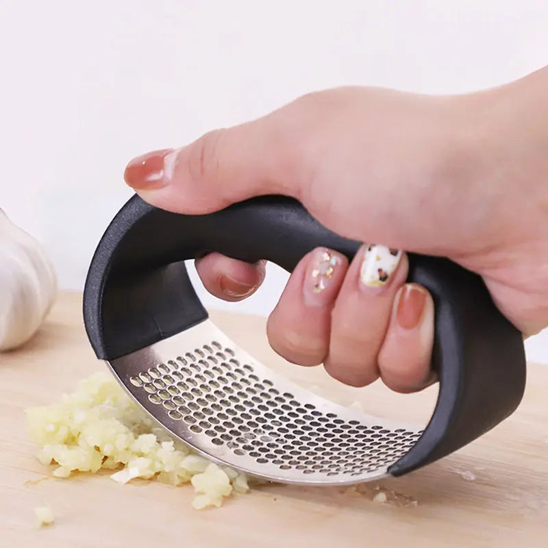 BowLift | Durable garlic press made of stainless steel for effortless crushing
