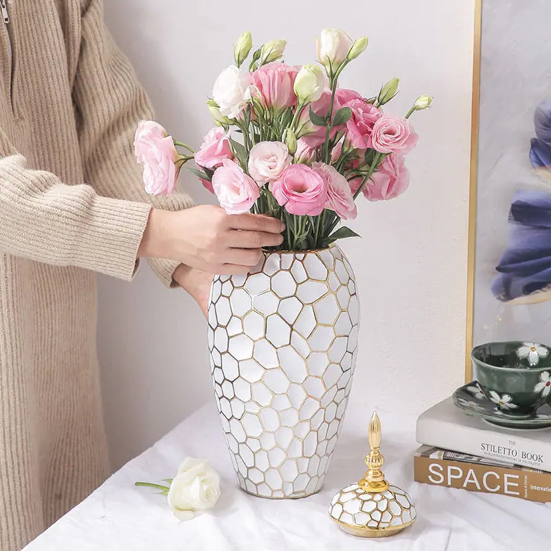 BowLift | Elegant ceramic vase with a gold accent