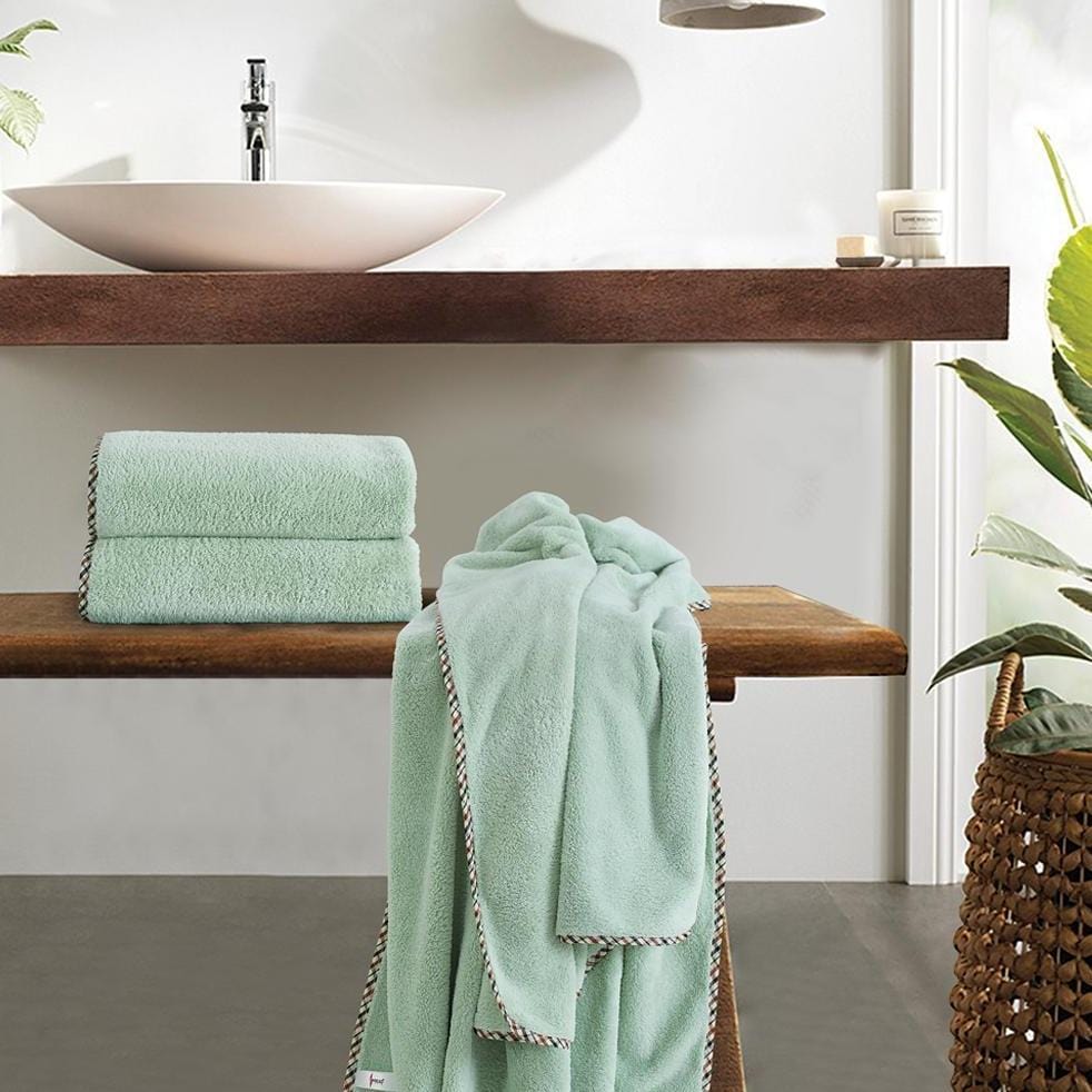 BowLift | Solenza Premium Bath Towel | Lightweight microfiber towel with fast-dry technology