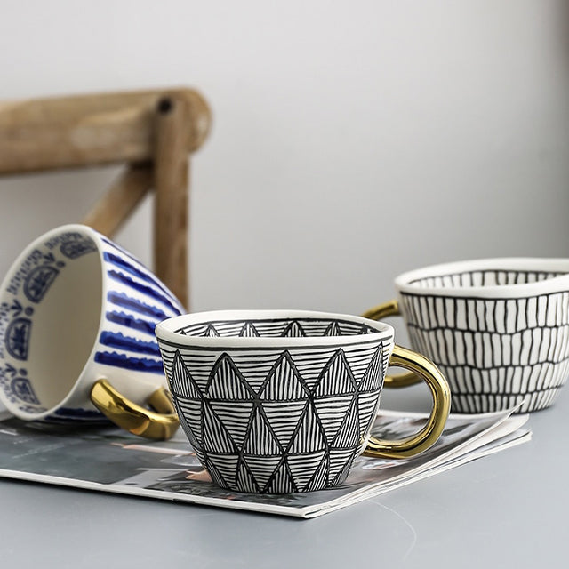 BowLift | Cup with abstract geometric pattern and gold handle