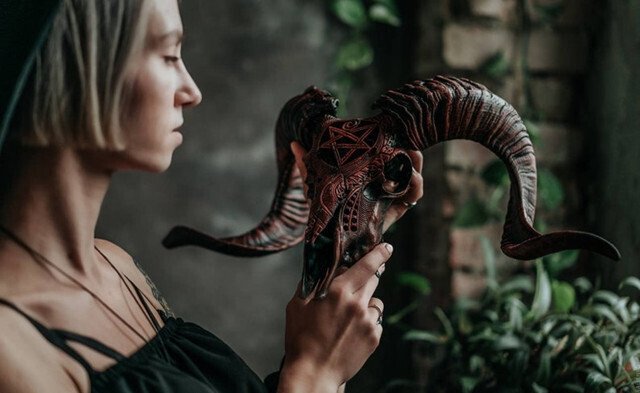 BowLift | Carved Ram Skull