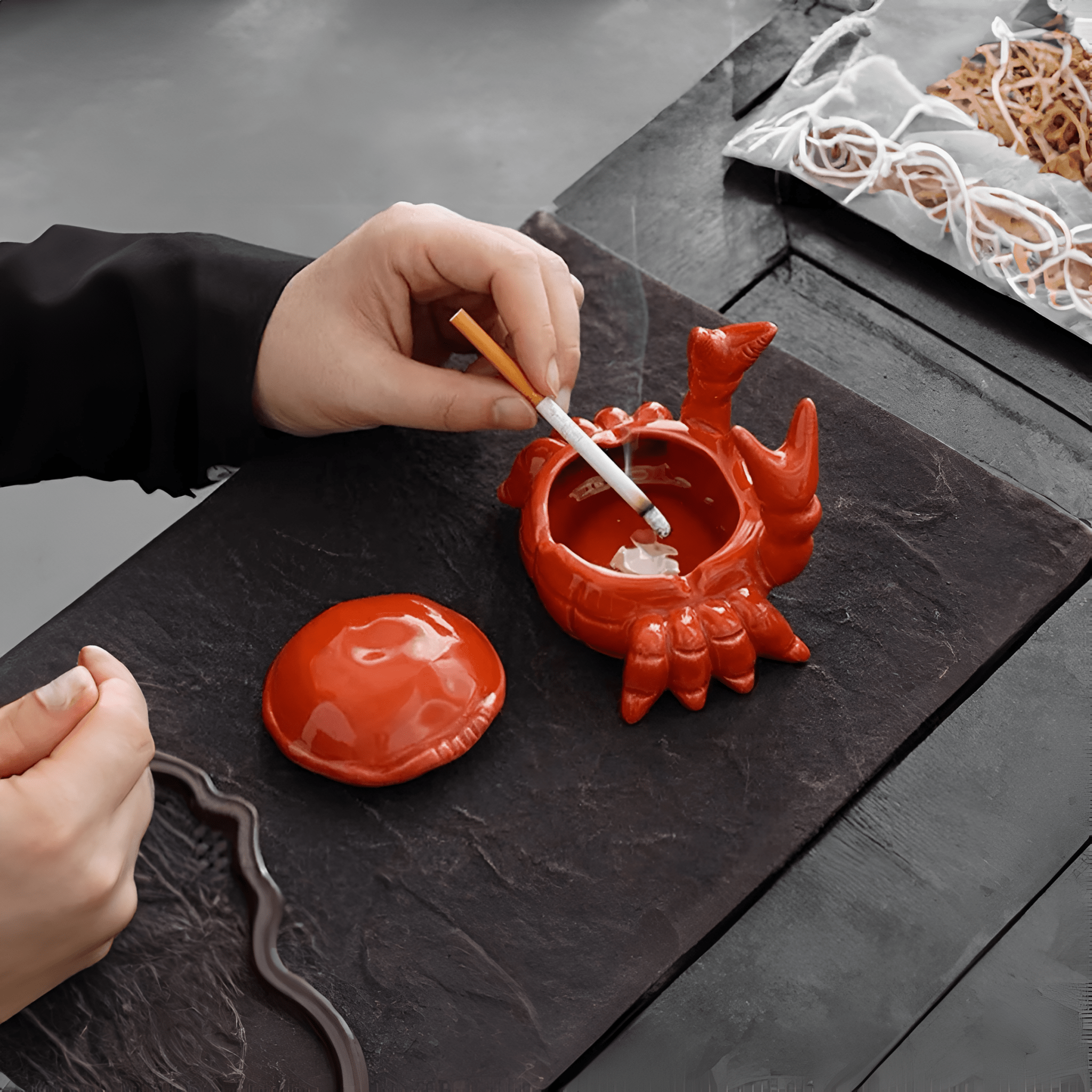 BowLift | CeramiQ – Luxury Ashtray in Oriental Style with Unique Crab Design