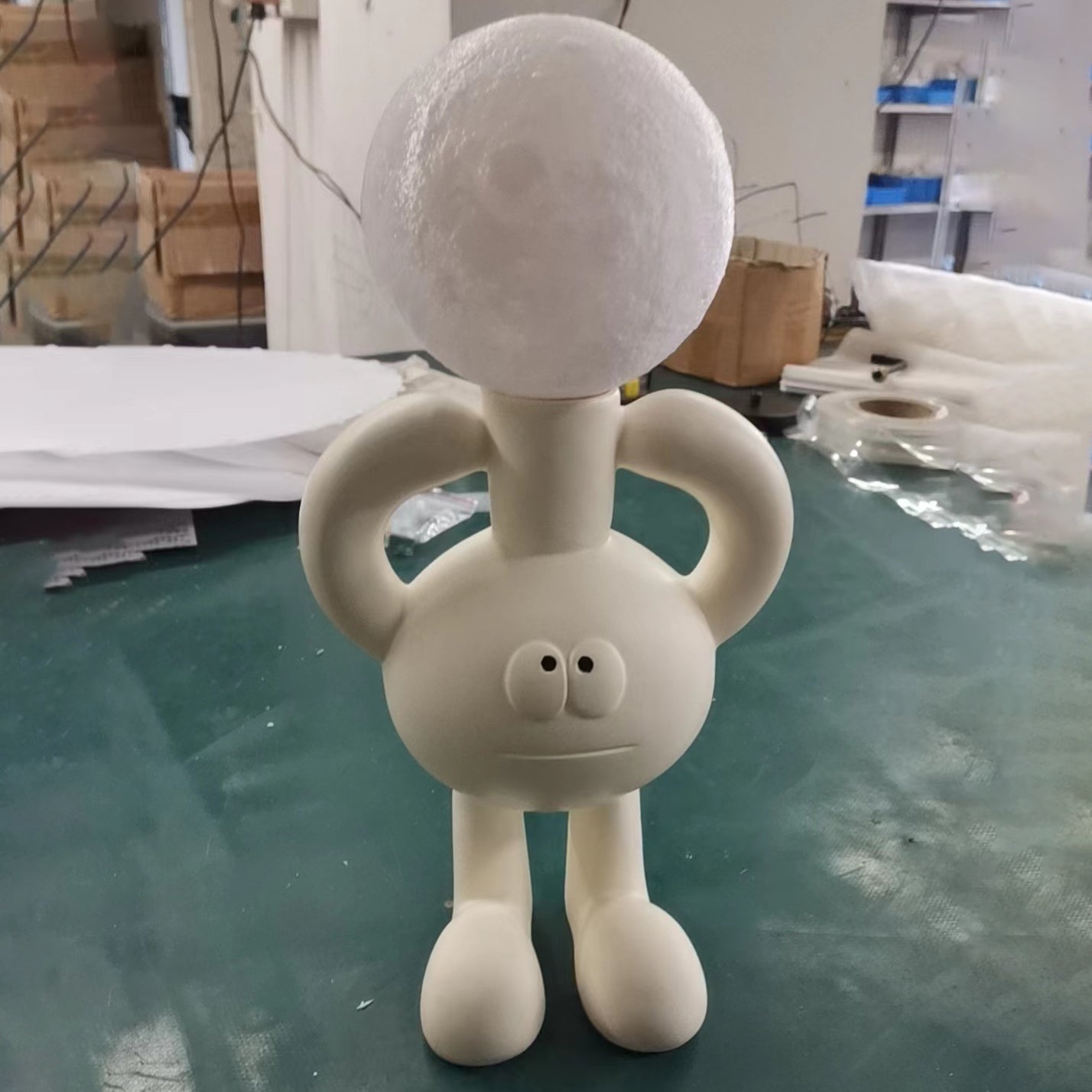 BowLift | Playful Table Lamp with Glass Sphere - Glombra