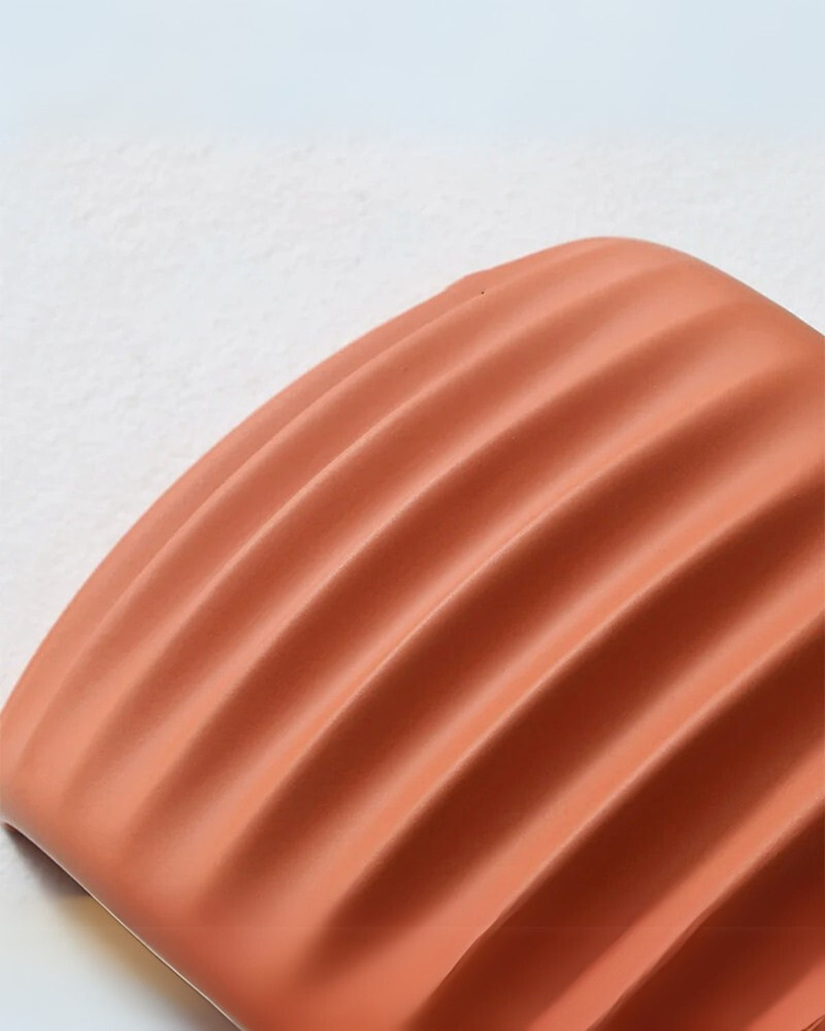 BowLift | Designer Wall Lamp with Wavy Accent