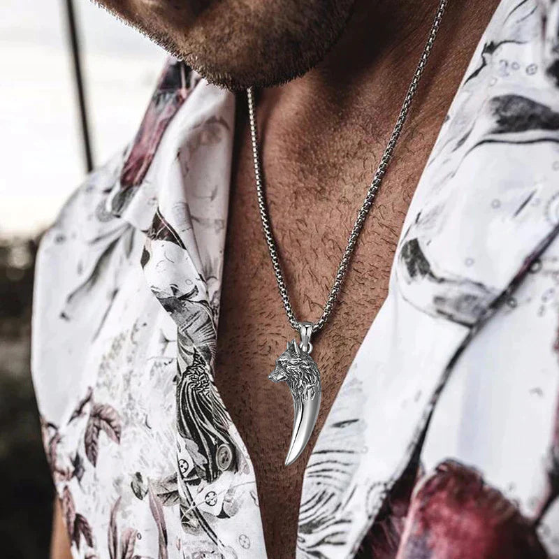 BowLift | Wolf's Head Necklace made of Titanium Steel