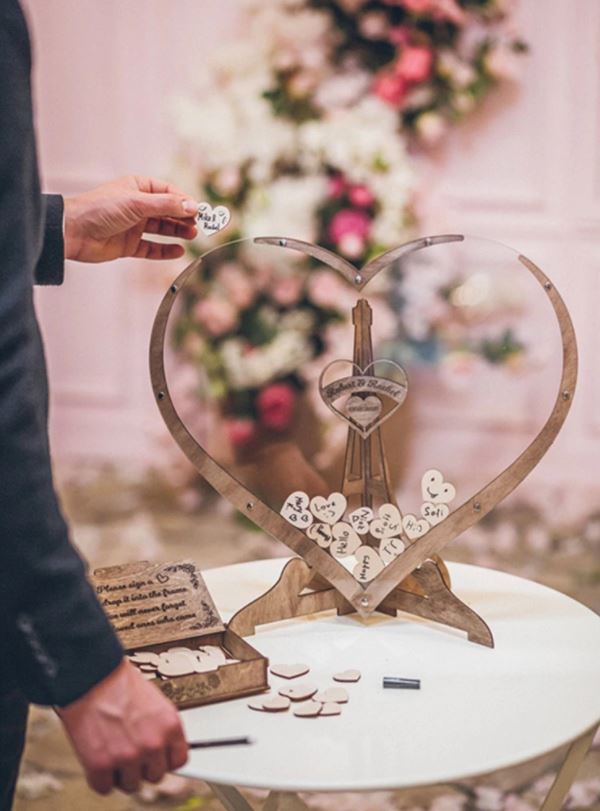 BowLift | Heart guest book