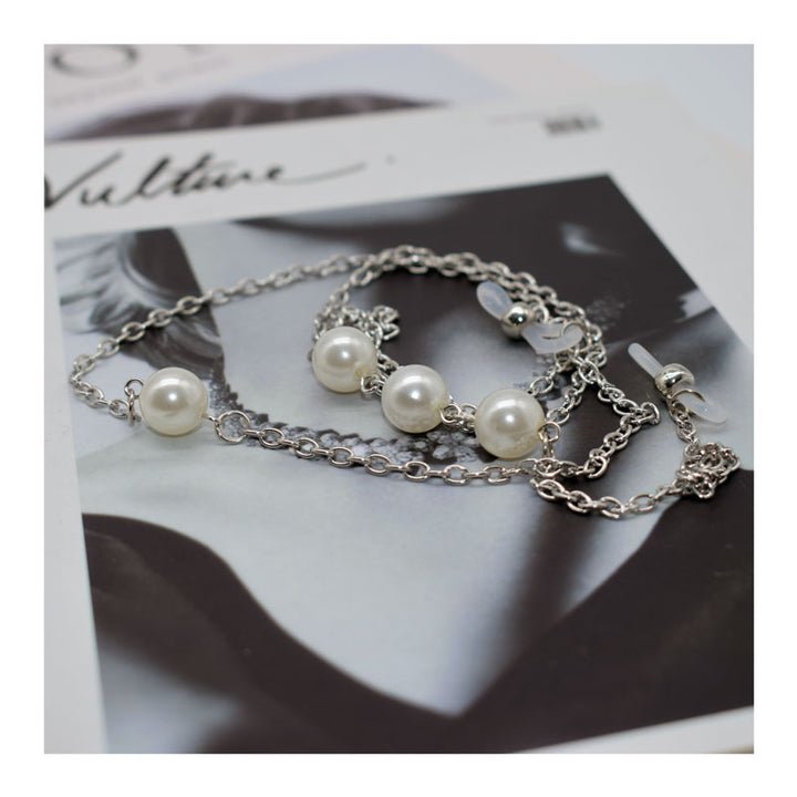 Elegant Pearl-Linked Eyewear Chain Bowlift