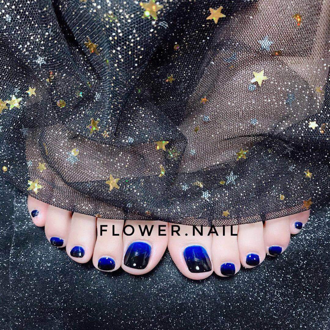 Artistic toenails with sparkling star designs Bowlift