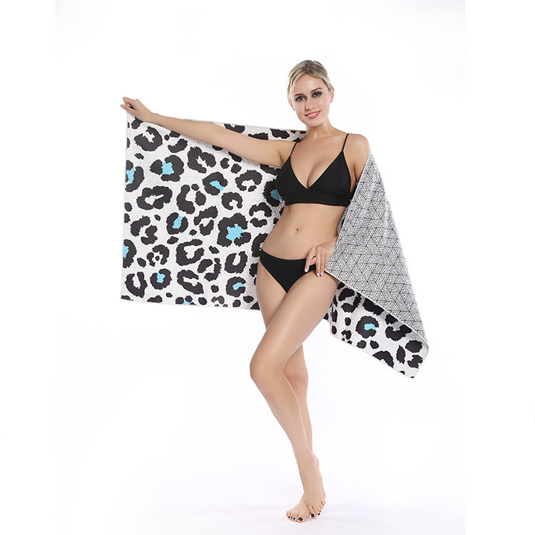 Beach towel with striking leopard motif and colorful accents Bowlift