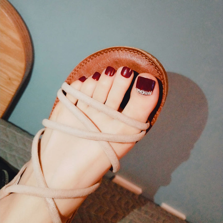 Artful toenails with elegant rhinestone decorations Bowlift