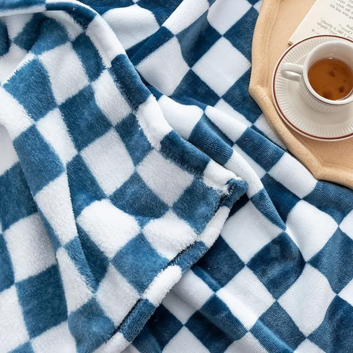 BowLift | Stylish blanket in checkered pattern for your home