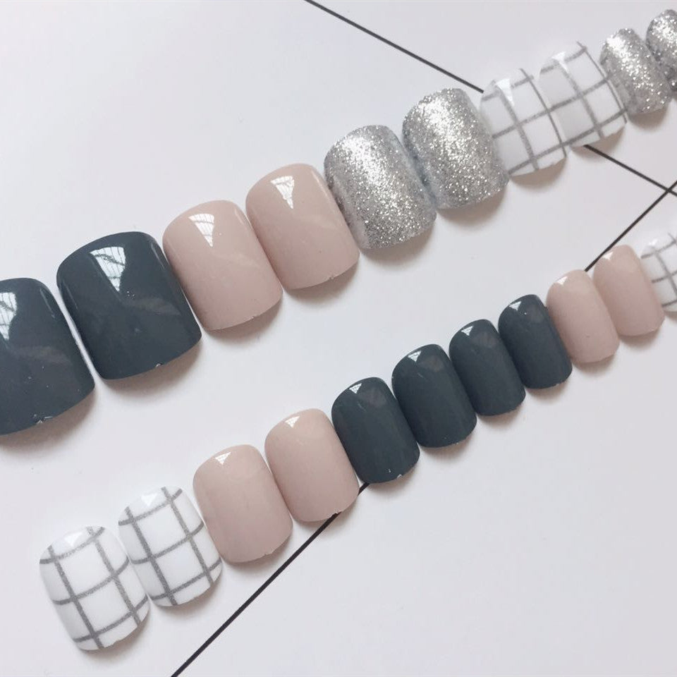 Nail art design with glamorous accents Bowlift