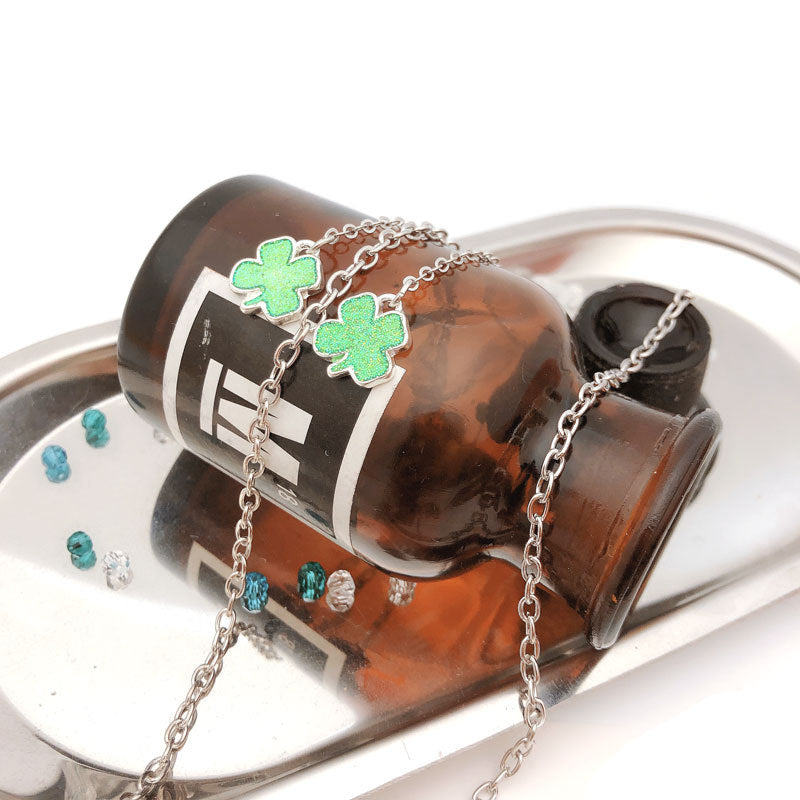 Clover Pendant Necklace Bowlift
