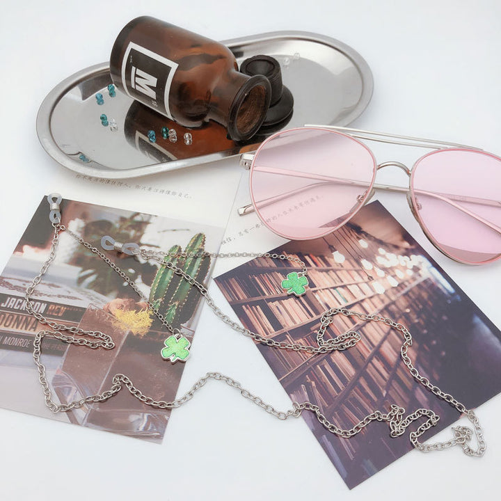 Clover Pendant Necklace Bowlift