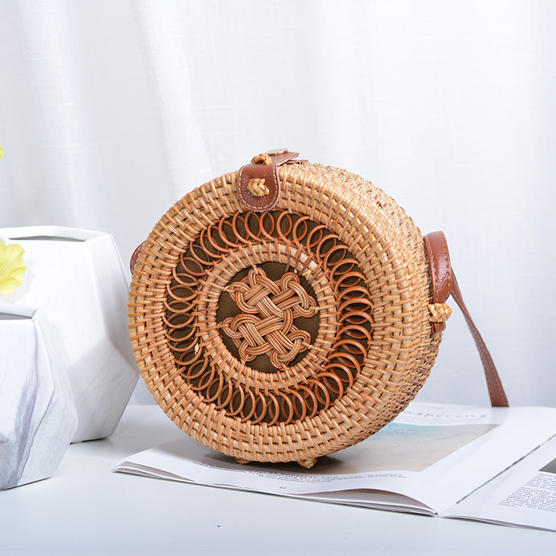 Elegant round handbag made of woven rattan Bowlift