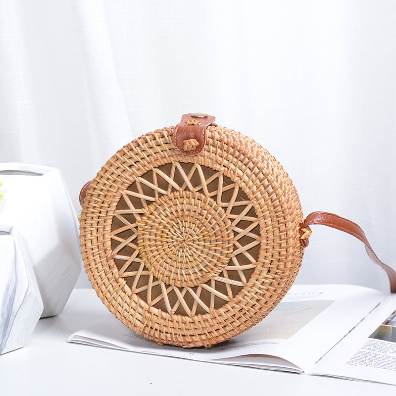 Elegant round handbag made of woven rattan Bowlift