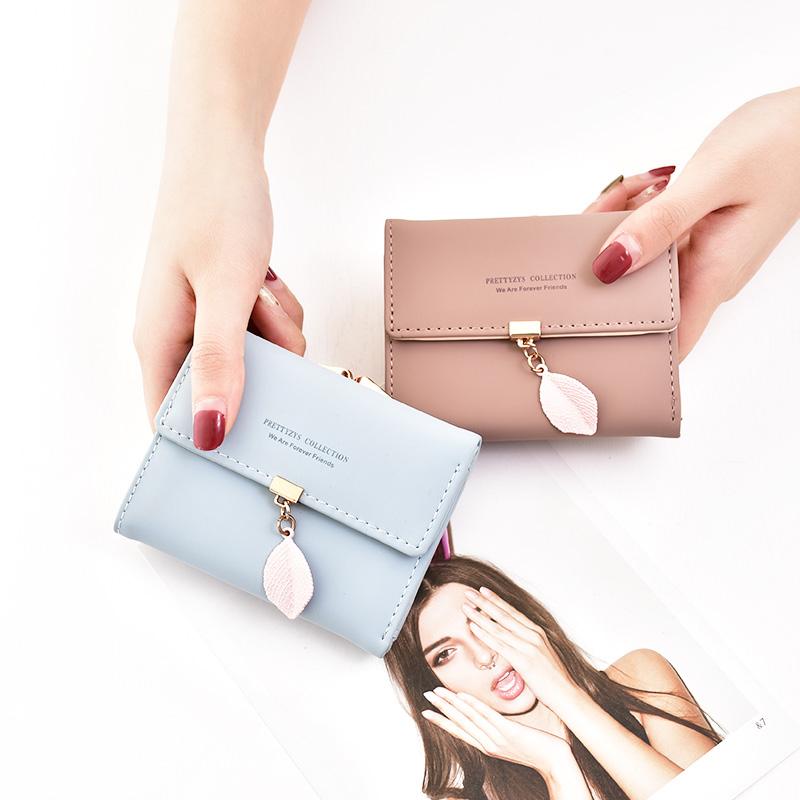 Short wallet with three folds and leaf decor | Bowlift
