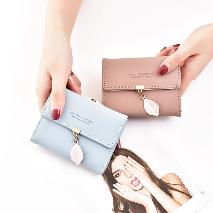 Short wallet with three folds and leaf decor | Bowlift