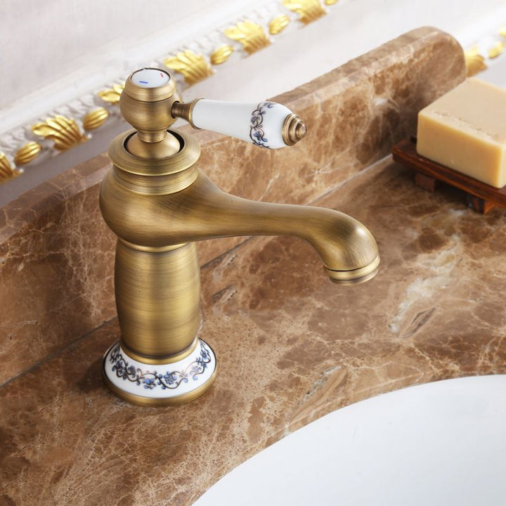 BowLift | Country House Wide Water Tap Sink Faucet with Lever Handle