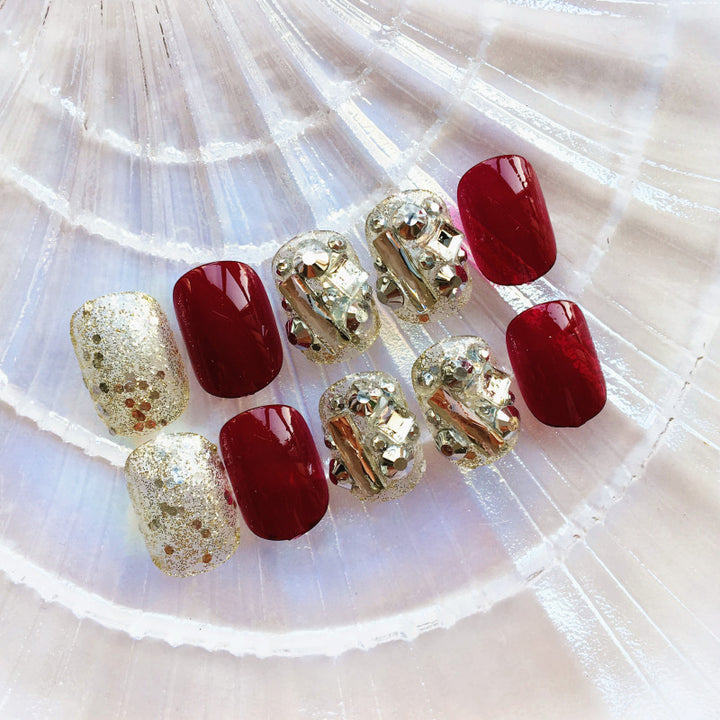 Nail art with luxurious glitter and floral design Bowlift