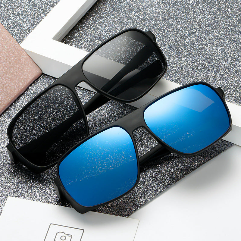 Women's sporty sunglasses with a sturdy frame and polarized lenses Bowlift