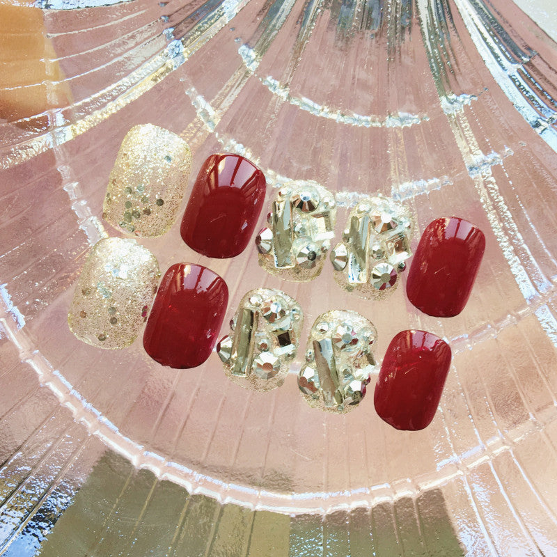 Nail art with luxurious glitter and floral design Bowlift