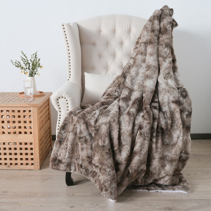 Women's luxurious cuddly blanket made of soft microfiber fabric Bowlift