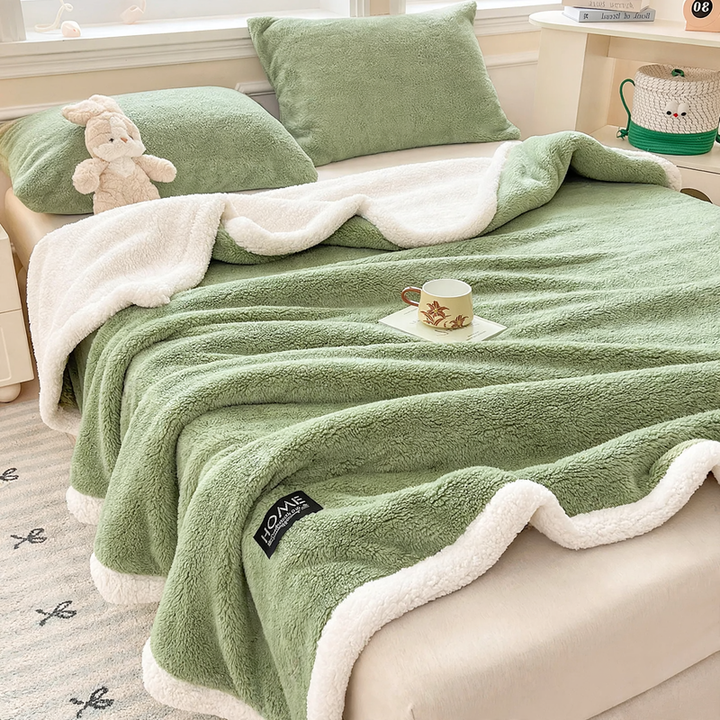 Double-layer, warming cuddly blanket with lamb fleece look