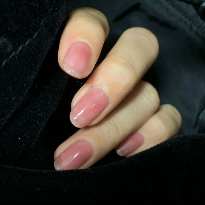 Elegant artificial nails in a natural look Bowlift