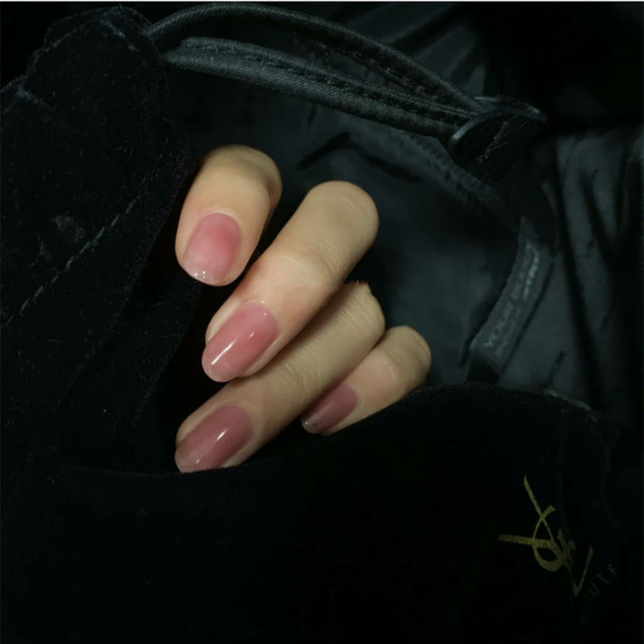 Elegant artificial nails in a natural look Bowlift