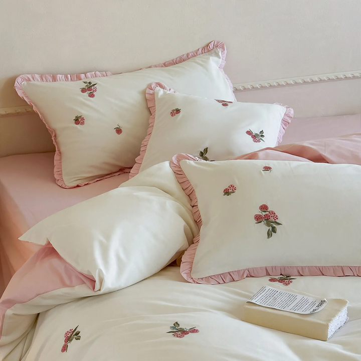 Cotton bedding set with strawberry embroidery