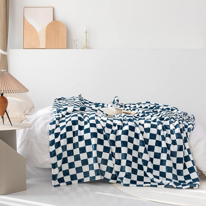 BowLift | Stylish blanket in checkered pattern for your home