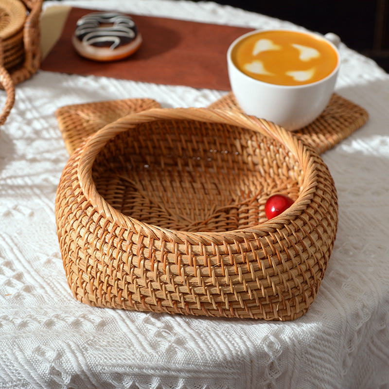 Oval basket made of woven material Bowlift