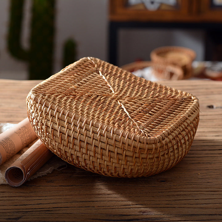 Oval basket made of woven material Bowlift