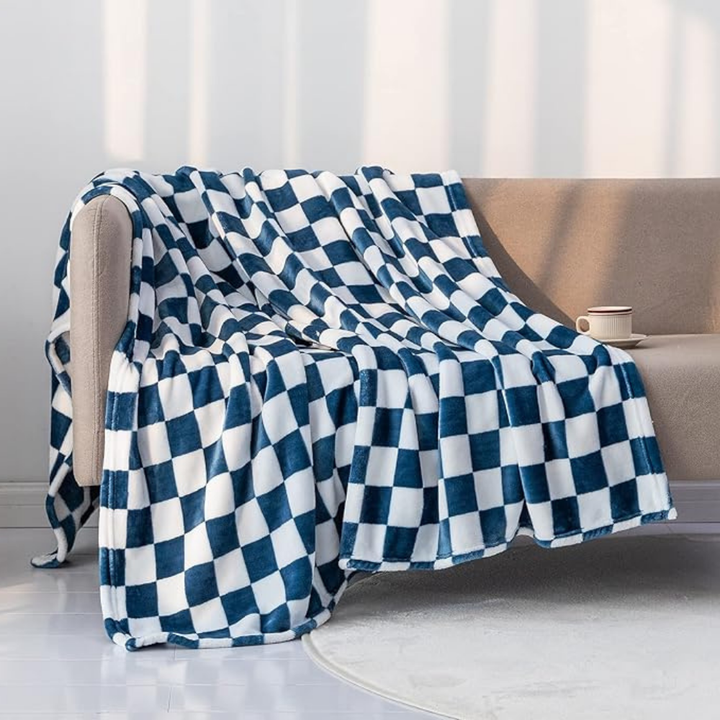 BowLift | Stylish blanket in checkered pattern for your home