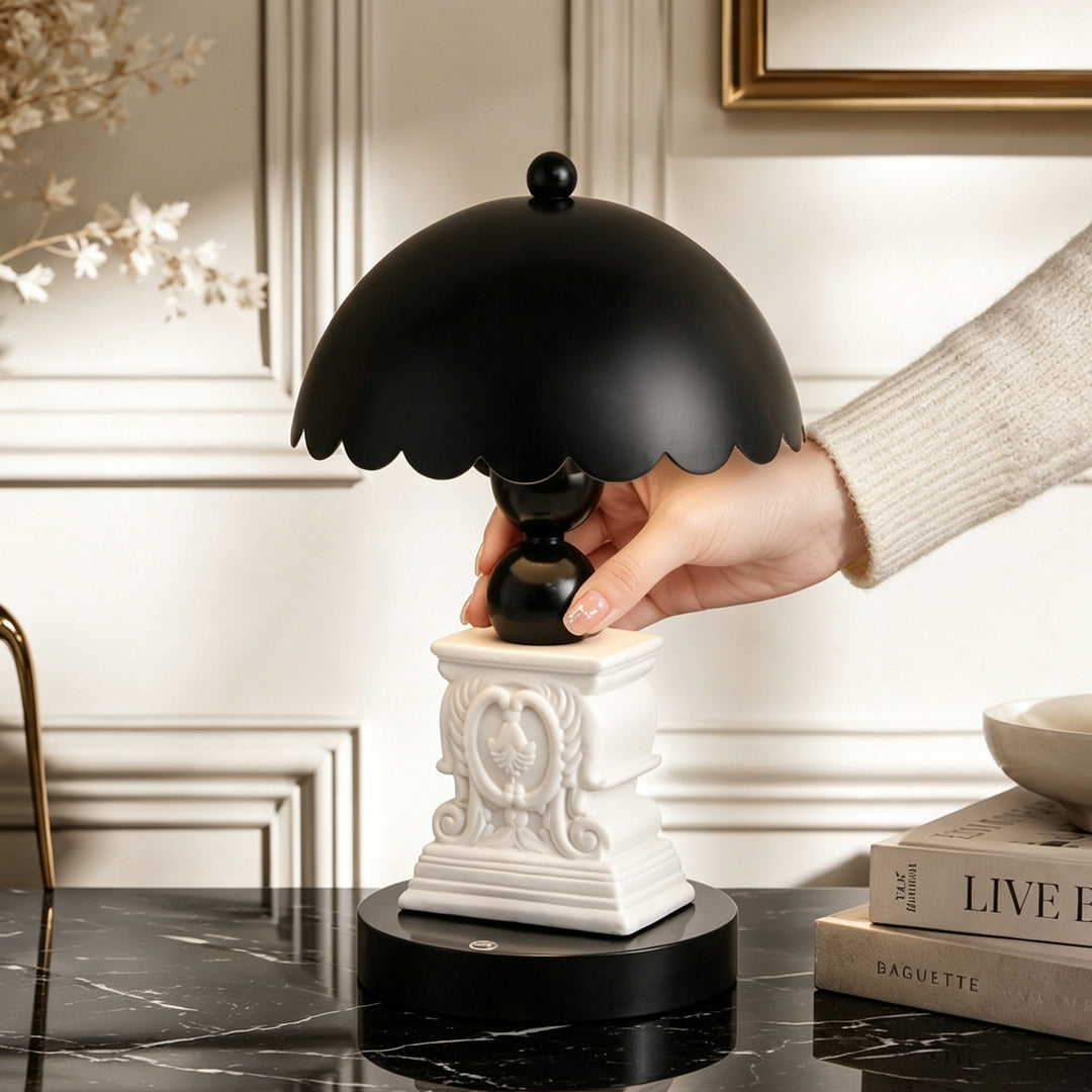 Table lamp with column shape and relief pattern
