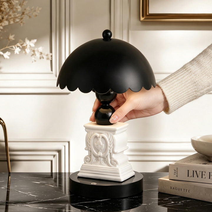 Table lamp with column shape and relief pattern