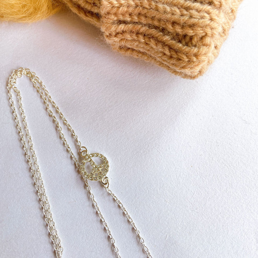 Elegant Necklace with Filigree Pendant Bowlift