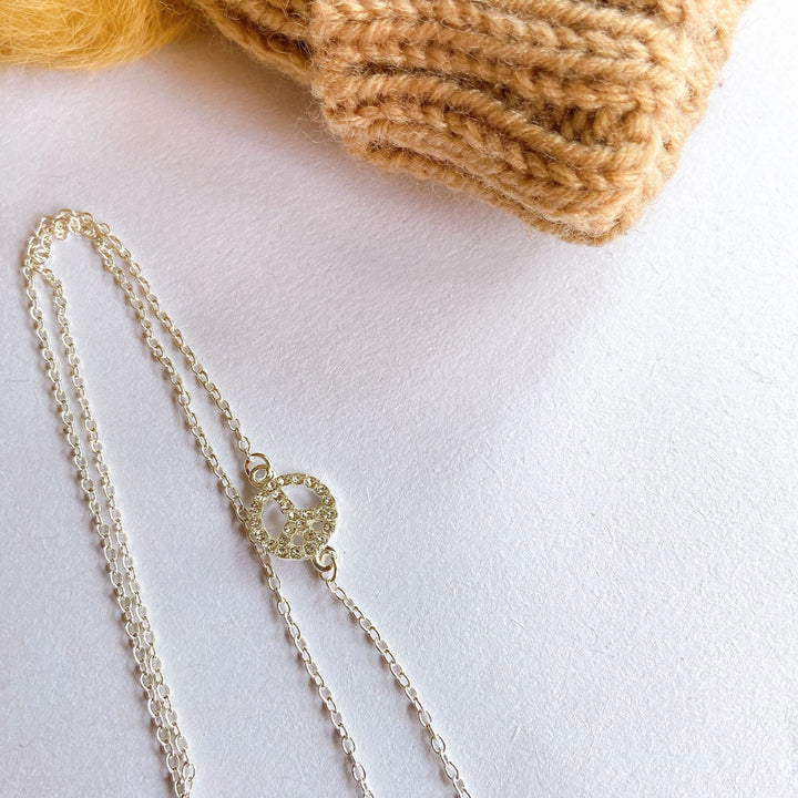 Elegant Necklace with Filigree Pendant Bowlift
