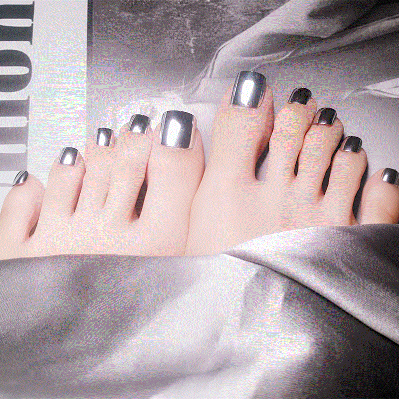 Artful toenails with elegant shine Bowlift