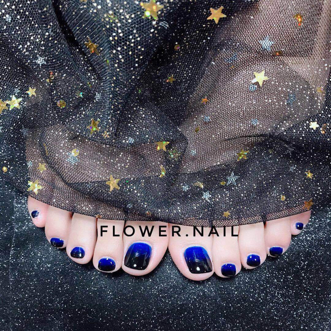 Artistic toenails with sparkling star designs Bowlift