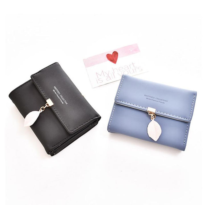 Short wallet with three folds and leaf decor | Bowlift