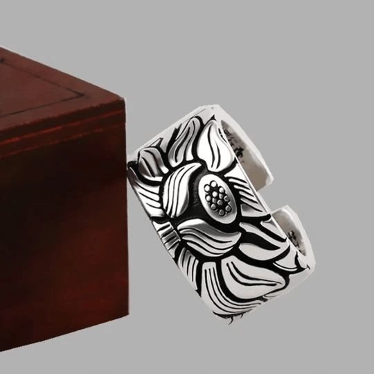 BowLift | Positive Thoughts Lotus Pattern Ring