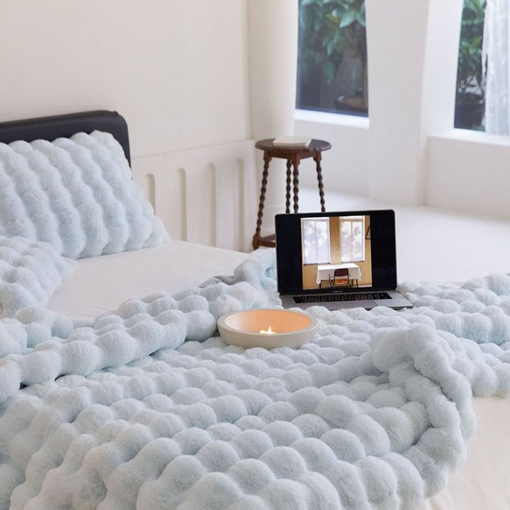 BowLift | Essential for keeping warm - soft and airy blankets
