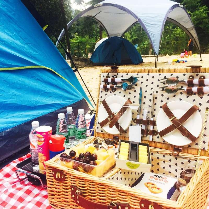 Women's picnic basket with integrated dish set and practical carrying strap Bowlift